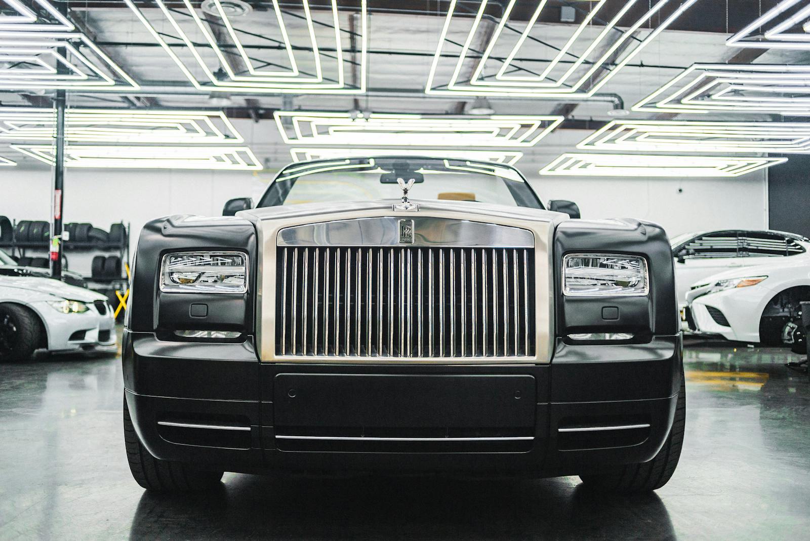 JAAC'S MOTORS showroom